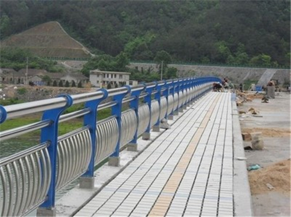 北海不锈钢桥梁护栏的特性及其在现代建筑中的应用